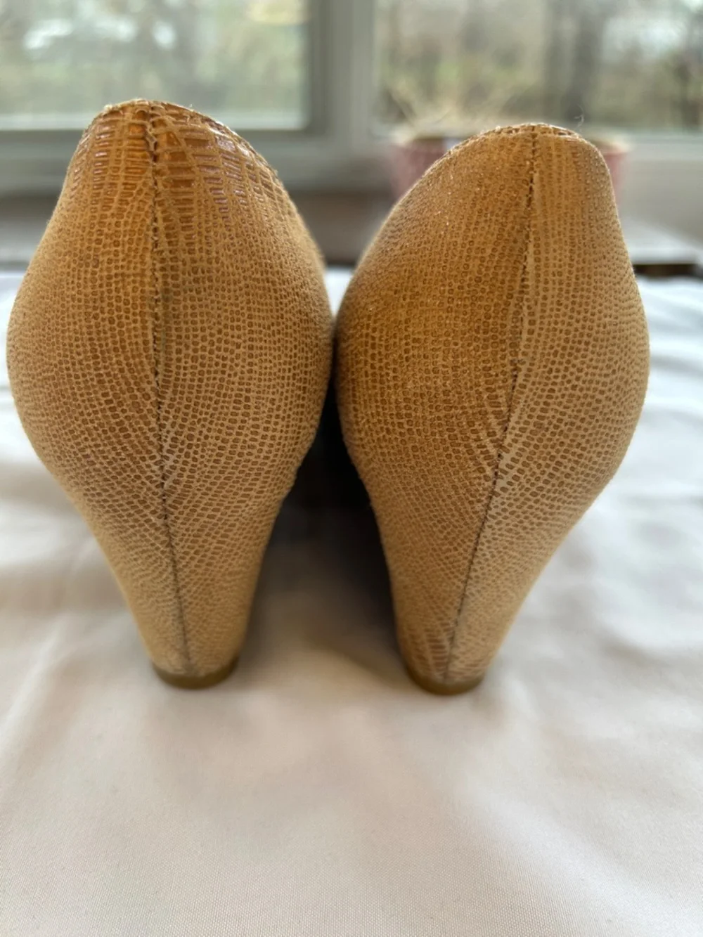 Stuart Weitzman Tan Lizard-Embossed Wedge Pumps with Tortoise Buckle 7.5 - Picture 6 of 8